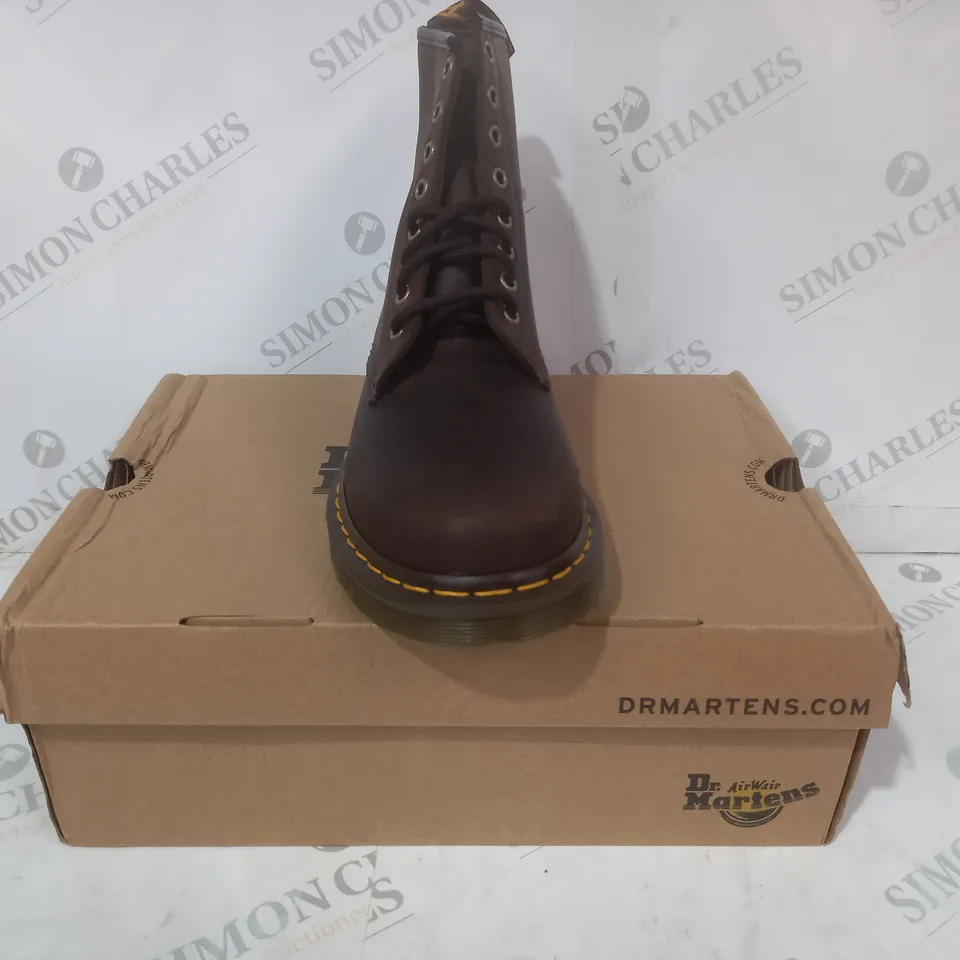 BOXED PAIR OF DR MARTENS 1460 BOOTS IN DARK BROWN UK SIZE 6.5