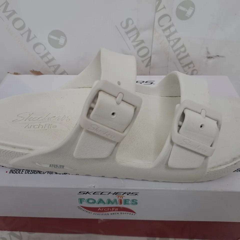 BOXED PAIR OF SKECHERS ARCH FIT FOAMIES SLIDE SANDALS IN WHITE SIZE 5