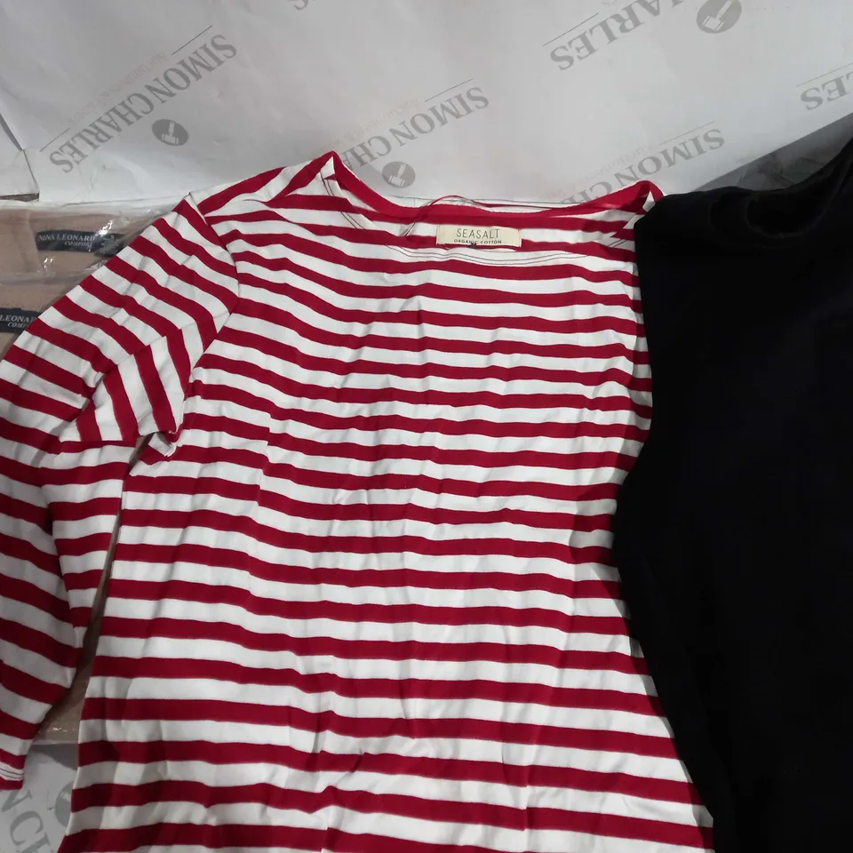 APPROXIMATELY 10 CLOTHING ITEMS INCLUDING: LEGGINGS AND T-SHIRTS (ALL IN DIFFERENT SIZES)