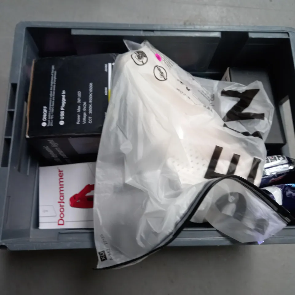 APPROXIMATELY 20 ASSORTED HOUSEHOLD ITEMS