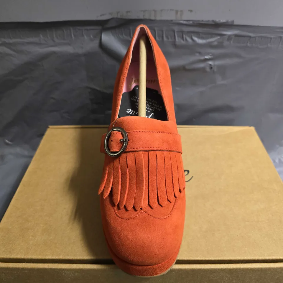 BOXED PAIR OF JOANIE TOULOUSE TASSLE SHOE - UK SIZE 5