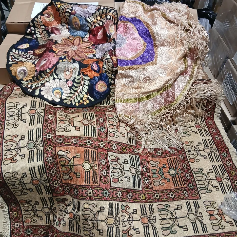 PALLET OF APPROXIMATELY 60 ITEMS OF ASSORTED SOFT FURNISHINGS AND TEXTILES