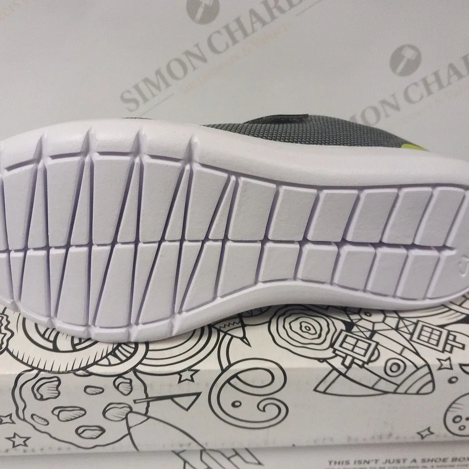 BOXED CLARKS SCAPE TRACE O GREY SIZE 5