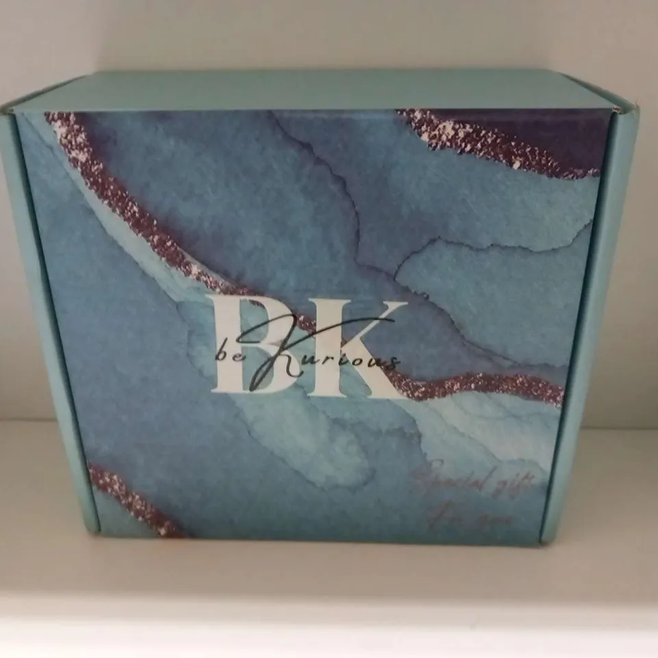  BRAND-NEW BOXED BE KURIOUS SPA PACKAGES THAT CONTAIN: 1X BATH BOMB, 1X DIAMOND SOAP, 1X BATH SALTS, 1X TUMBLER, 1X CANDLE AND 1X DRIED FLOWERS CARD.