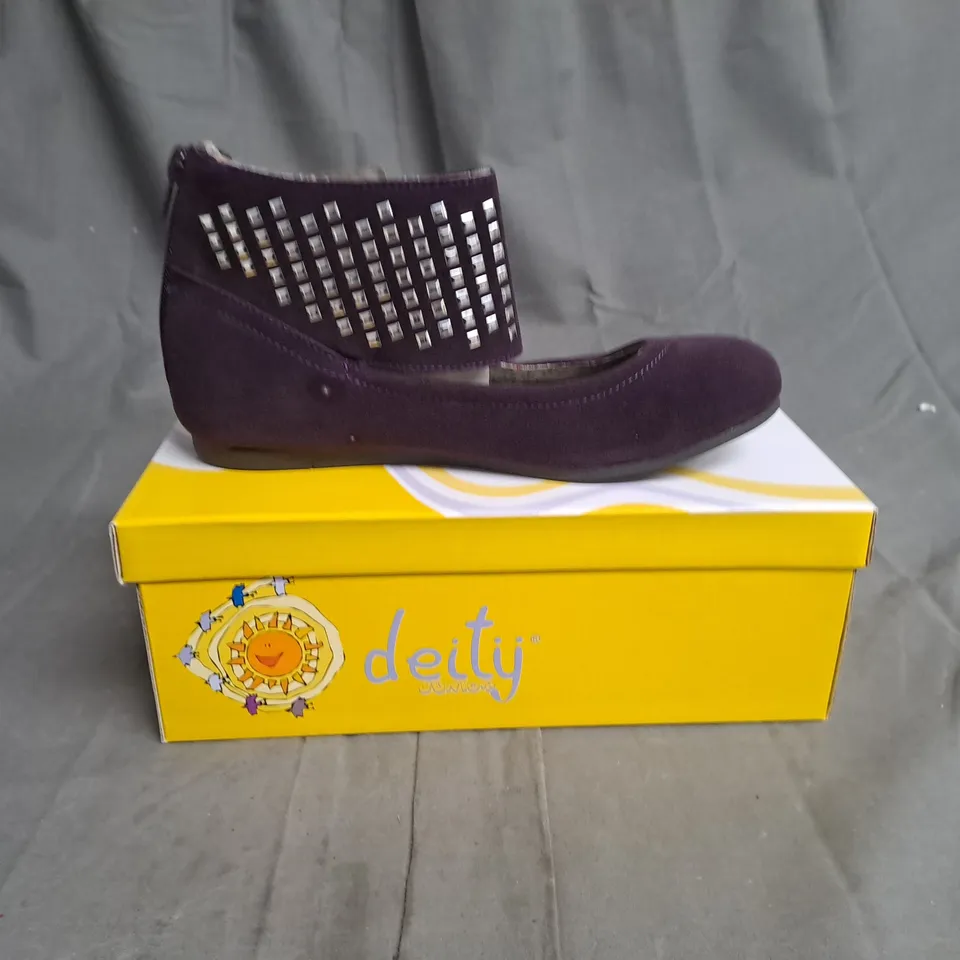 BOXED LOT OF 12 PAIRS OF CHILDREN'S SANDALS. VARIOUS SIZES