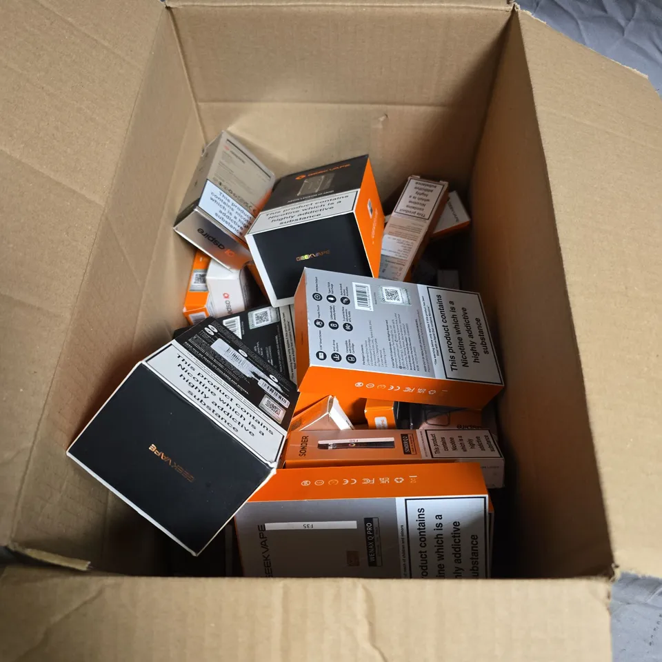 LOT OF APPROXIMATELY 20 ASSORTED VAPING ITEMS TO INCLUDE VAPORESSO/GEEKVAPE/ASPIRE