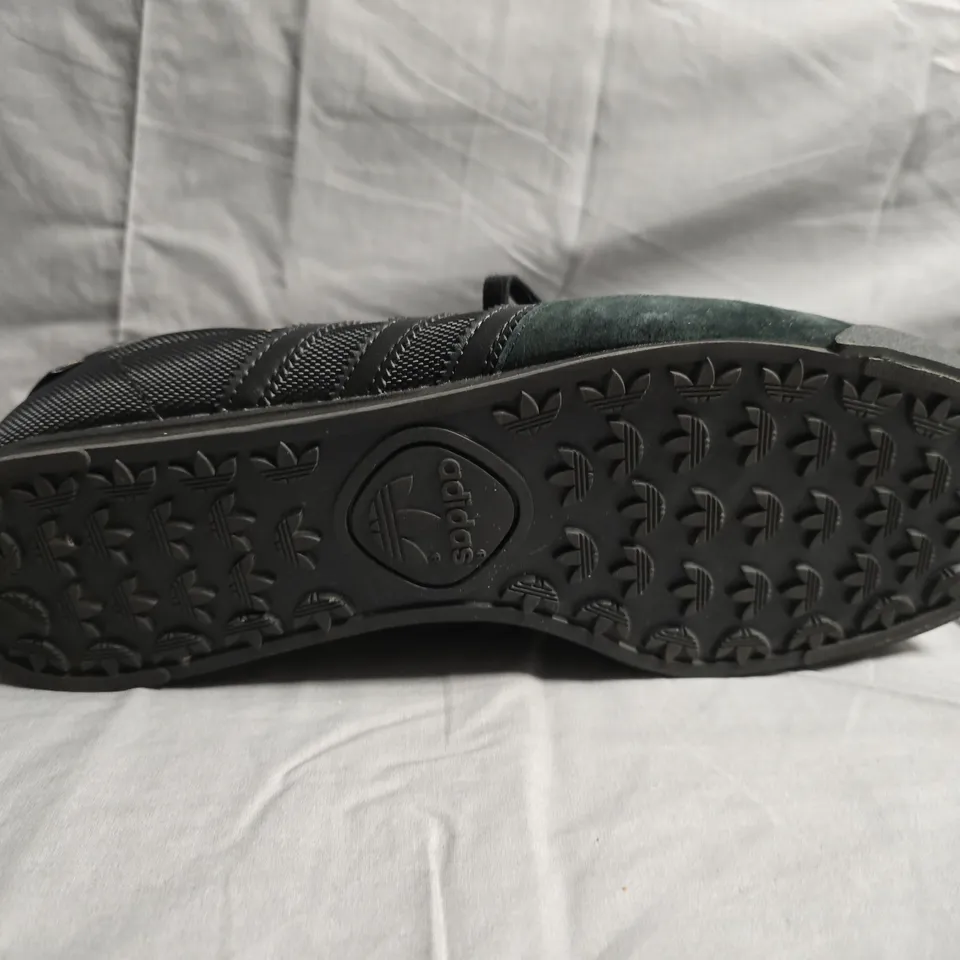 UNBOXED PAIR OF ADIDAS AS 520 TRAINERS - UK SIZE 12
