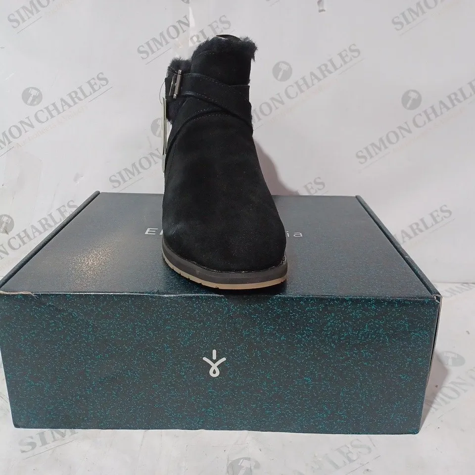 BOXED PAIR OF EMU AUSTRALIA FAUX SUEDE BOOTS IN BLACK - UK 7