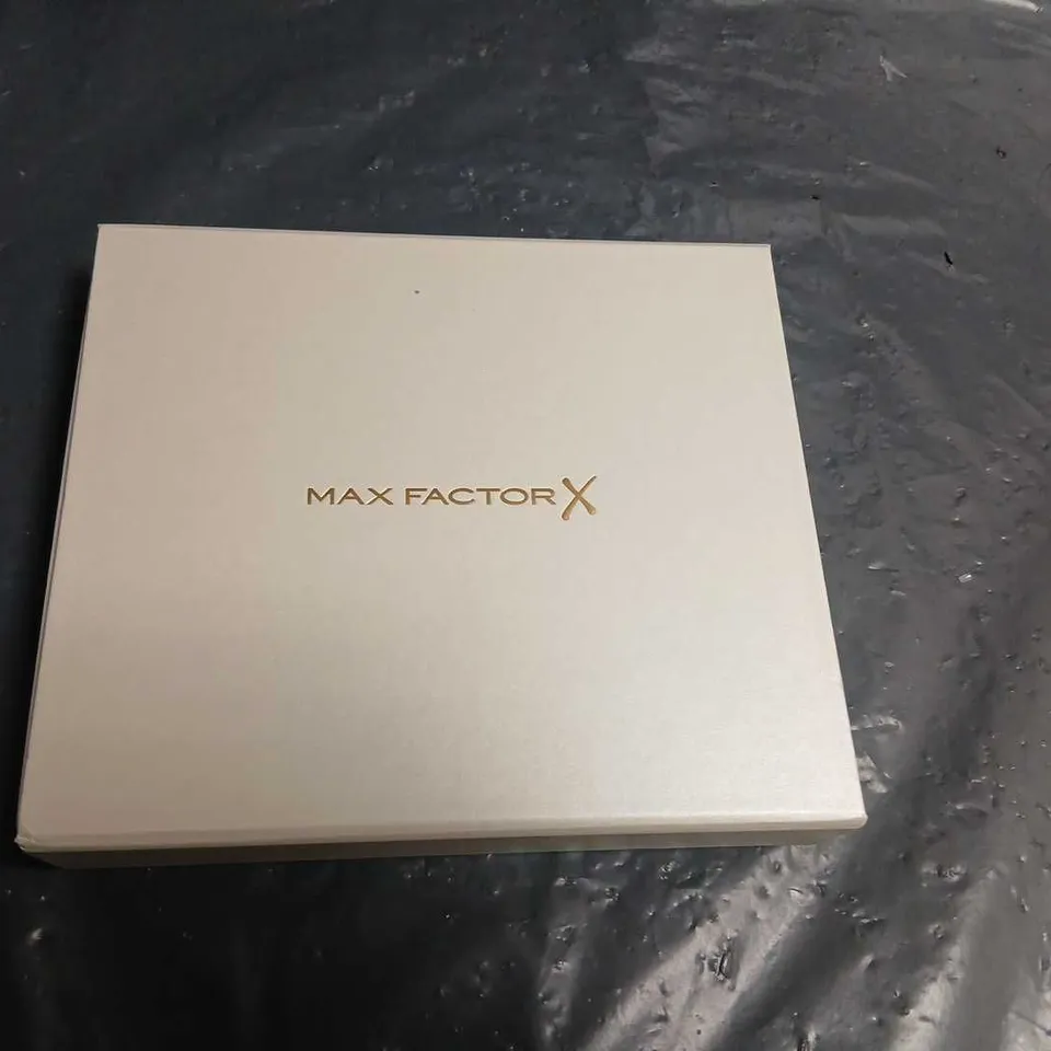 BOXED MAX FACTOR ISLE OF GLOW GIFT SET