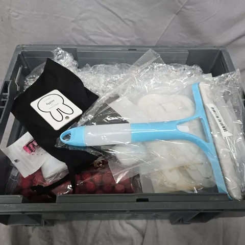 APPROXIMATELY 10 ASSORTED HOUSEHOLD ITEMS 