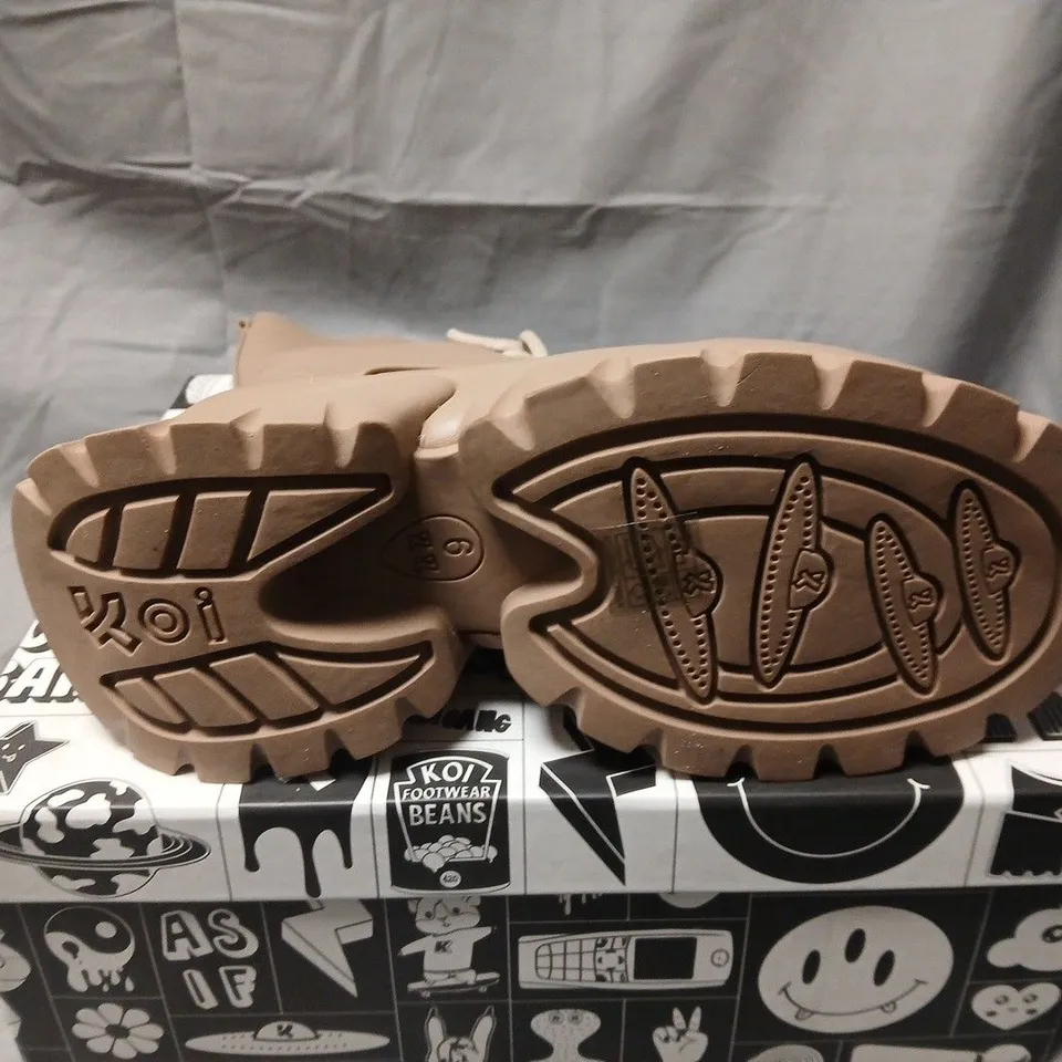 BOXED COSTAL CRUISER VILUN ANKLE BOOTS IN SAND - UK 6