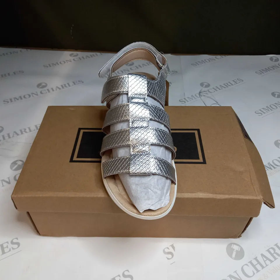 BOXED PAIR OF CUSHION WALK ONE TOUCH CLOSE SANDALS IN SILVER - SIZE 5