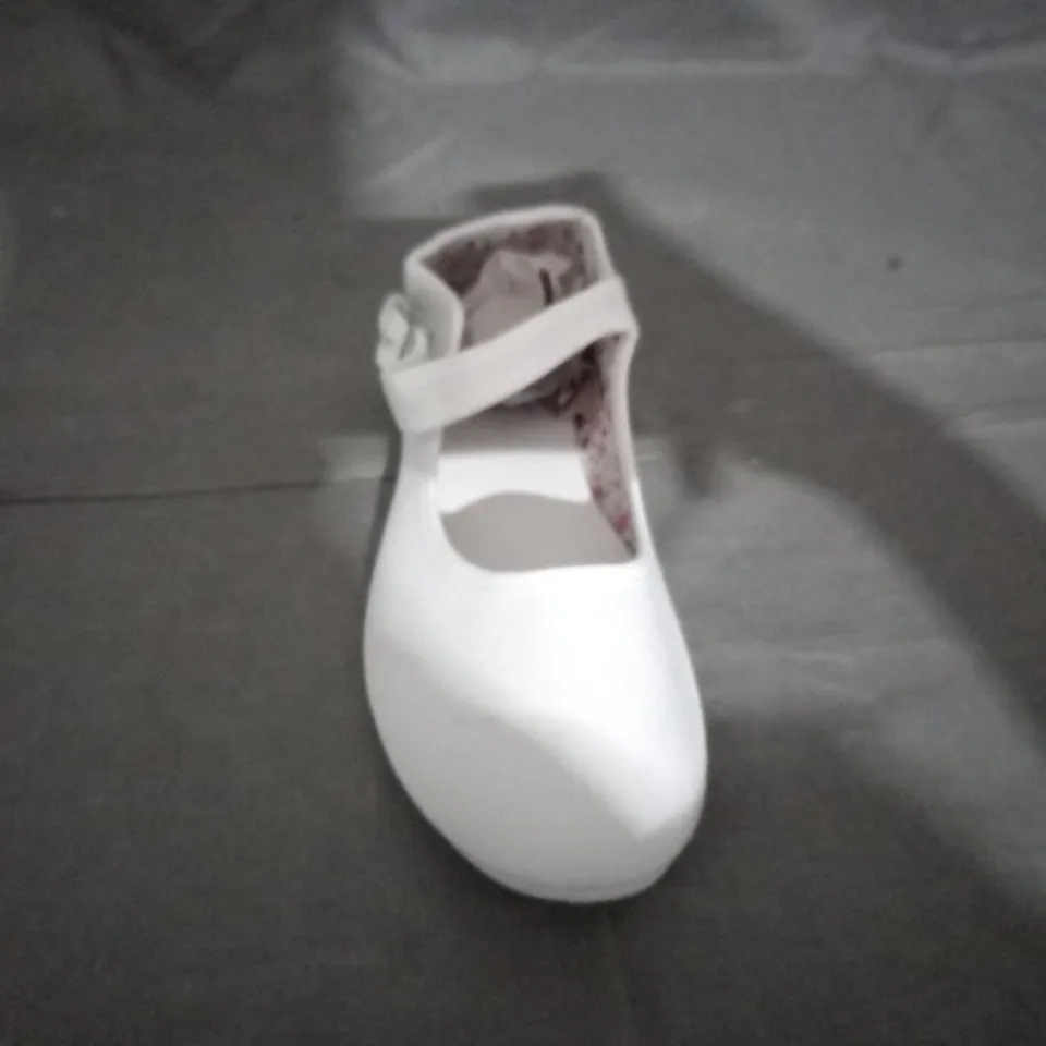 APPROXIMATELY 12 PAIRS OF WHITE CANVAS FLAT SINGLE STRAP SHOES SIZE 6