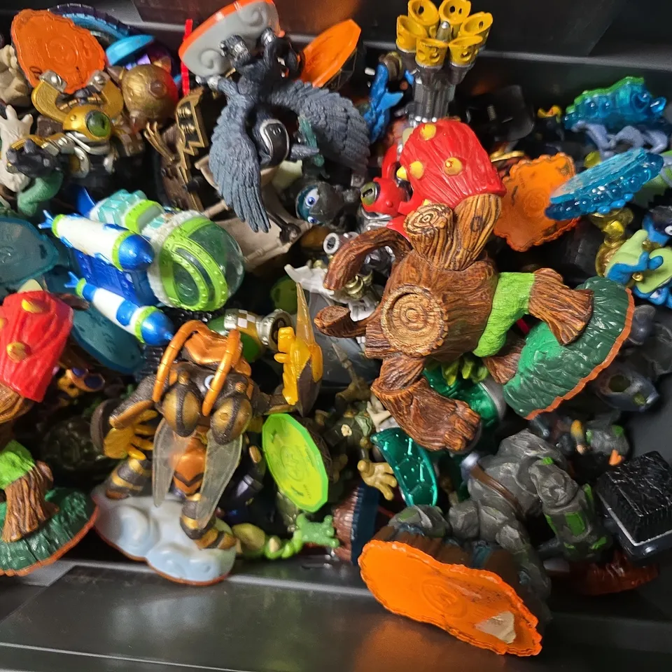 APPROXIMATELY 15 ASSORTED ACTIVISION SKYLANDERS TO INCLUDE - KING PEN SENSEI , SKYLANDERS GIANTS THUMPBACK ETC