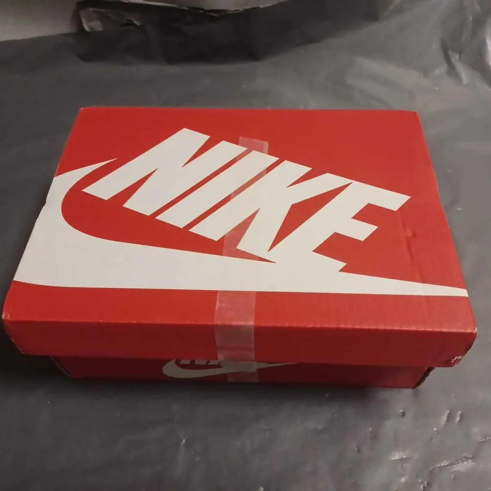 BOXED PAIR OF NIKE AIR MAX KIDS TRAINERS - UK 9.5