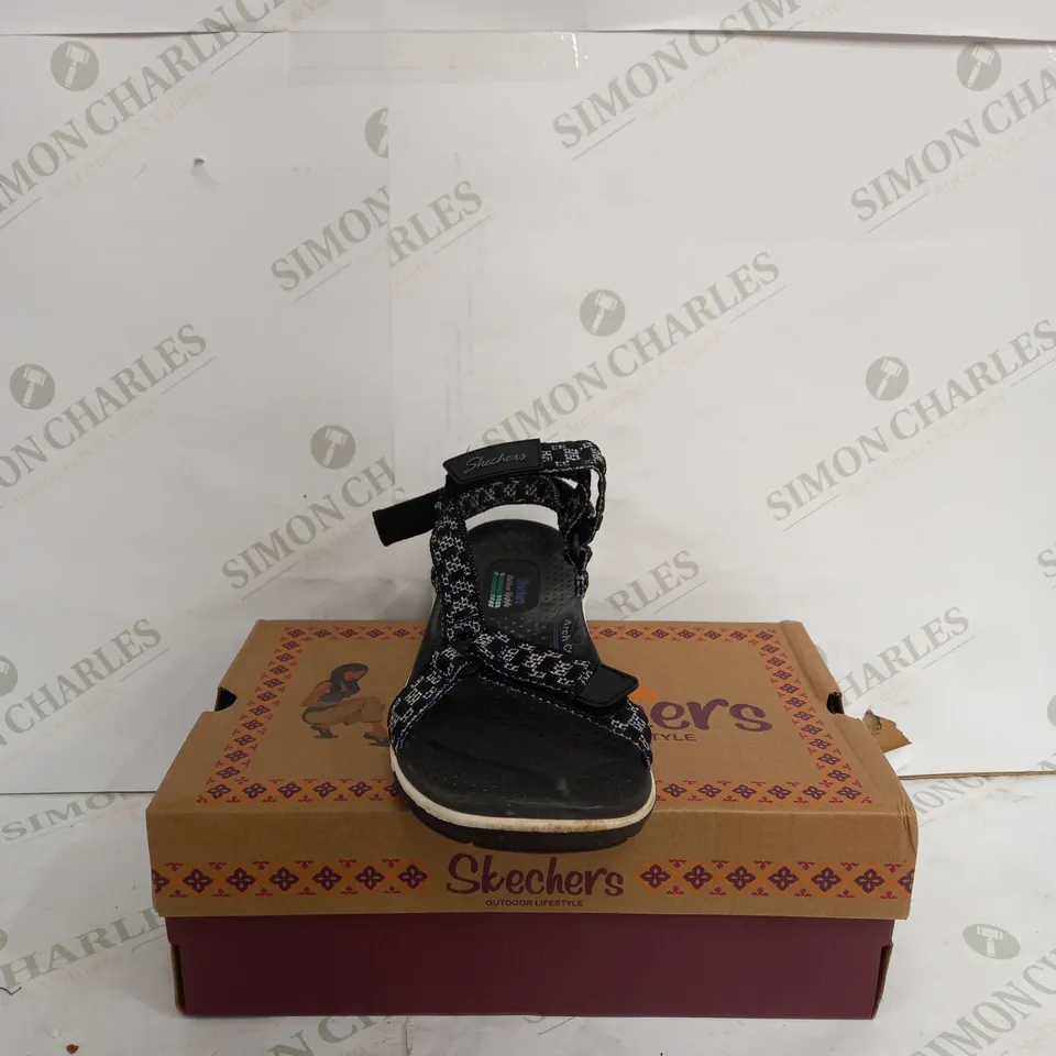 SKECHERS BLACK STRAPPED SANDALS SIZE 6