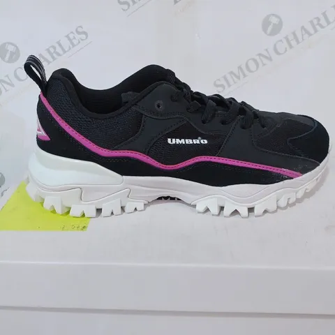BOXED UMBRO BUMPY TRAINERS - UK 6