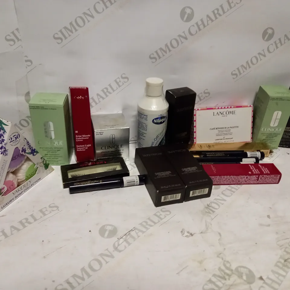 LOT OF APPROXIMATELY 17 COSMETICS ITEMS TO INCLUDE CLINIQUE MOISTURISING GEL (125ml), LANCOME PARIS EYE SHADOW PALLET, LAUERA MERCIER LONGWEAR FOUNDATION (30ml), ETC