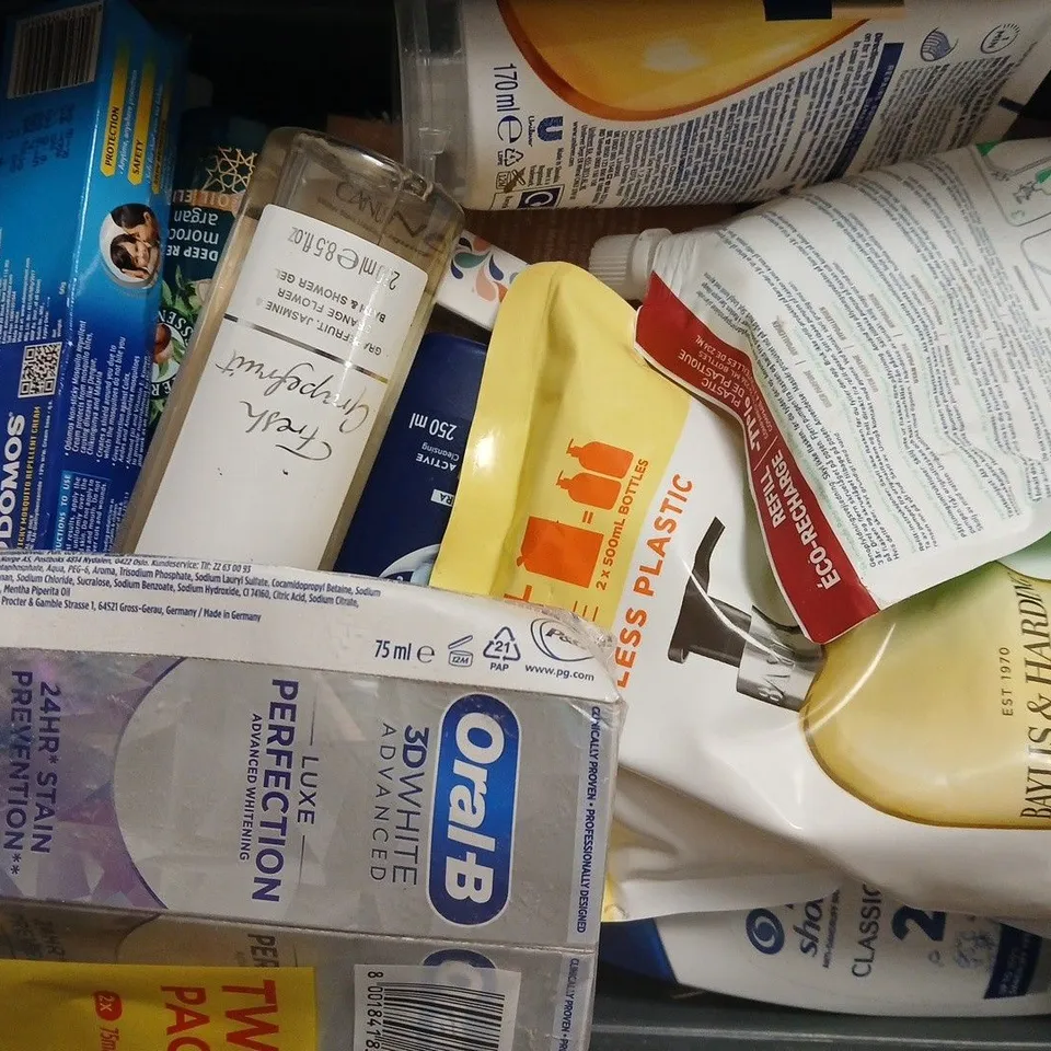 APPROXIMATELY 15 ASSORTED COSMETIC ITEMS INCLUDING VARIOUS MAKES AND BRANDS - COLLECTION ONLY