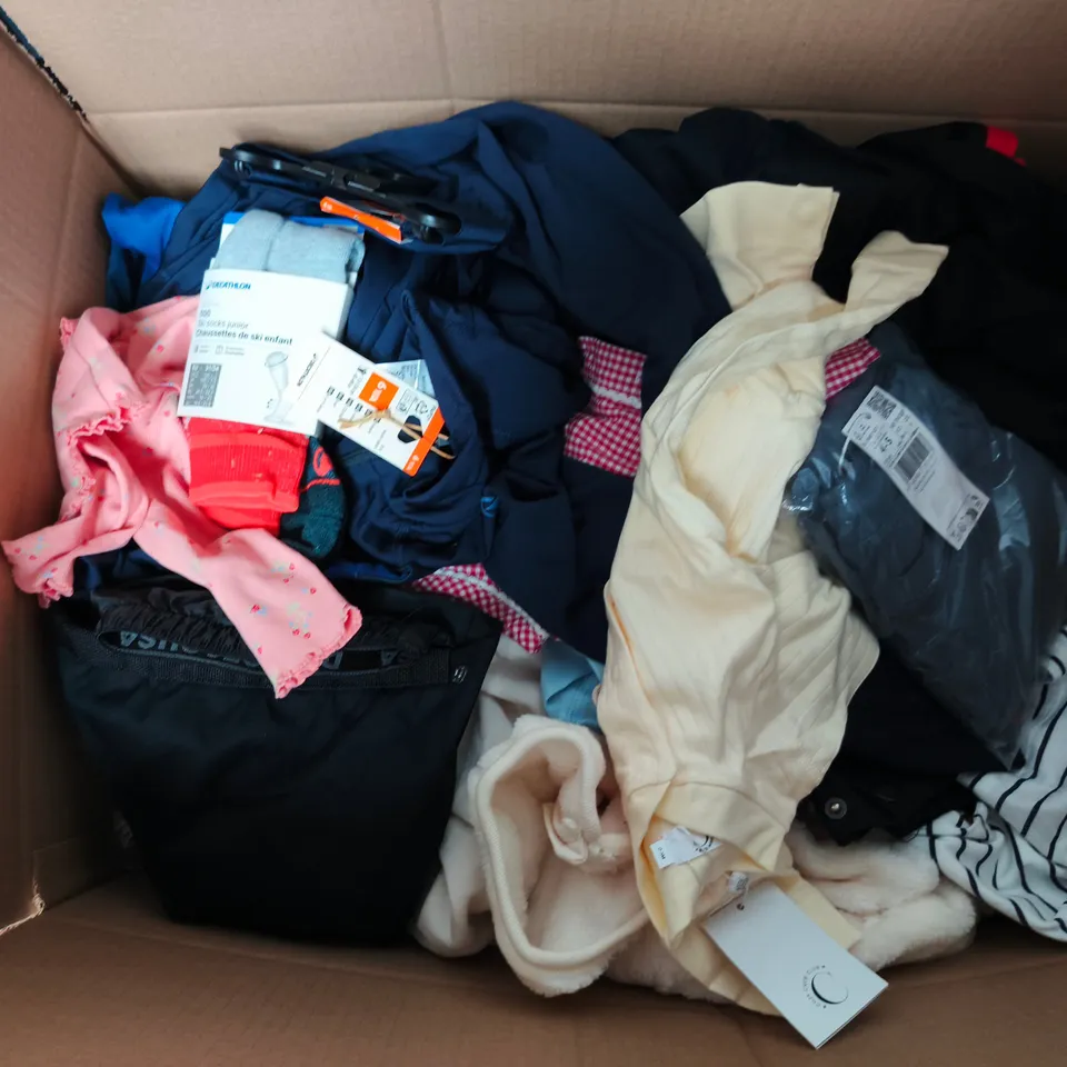 APPROXIMATELY 30 ASSORTED KIDS CLOTHING ITEMS IN VARIOUS STYLES, SIZES & COLOURS 