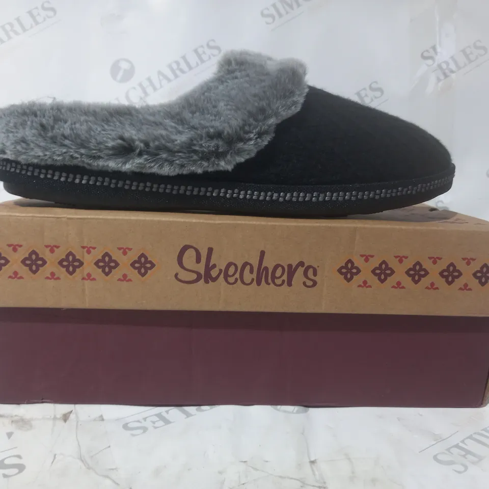 BOXED PAIR OF SKECHERS COZY CAMPFIRE SLIPPERS IN BLACK/GREY UK SIZE 7