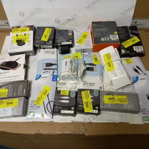 LOT OF APPROX. 20 ASSORTED TECH ITEMS TO INCLUDE EARPHONES, CHARGING CABLES, CHARGING PAD ETC