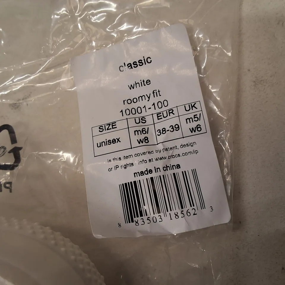 CROCS CLASSIC WHITE ROOMY FIT CLOGS – UNISEX, UK MEN 5 / WOMEN 6 (EU 38-39)