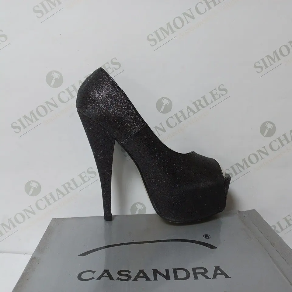 BOXED PAIR OF CASANDRA OPEN TOE HEELED PLATFORM SHOES IN BLACK GLITTER SIZE 6 