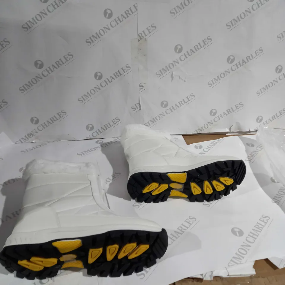 UNBOXED PAIR OF WINTER BOOTS WHITE/FUR, UNSPECIFIED SIZE