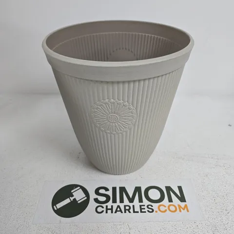 TALL PLANTER IN PEBBLE WHITE