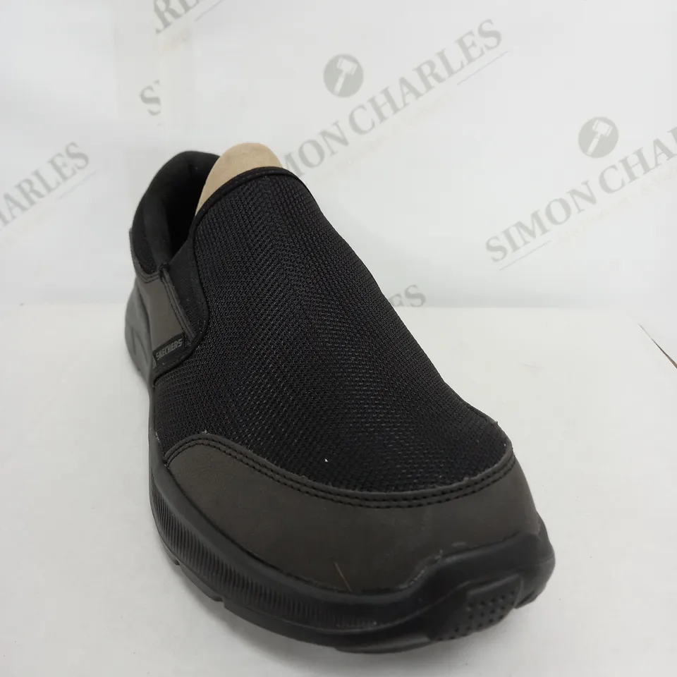 BOXED PAIR OF SKECHERS AIR COOLED MEMORY FOAM TRAINERS IN BLACK SIZE 9