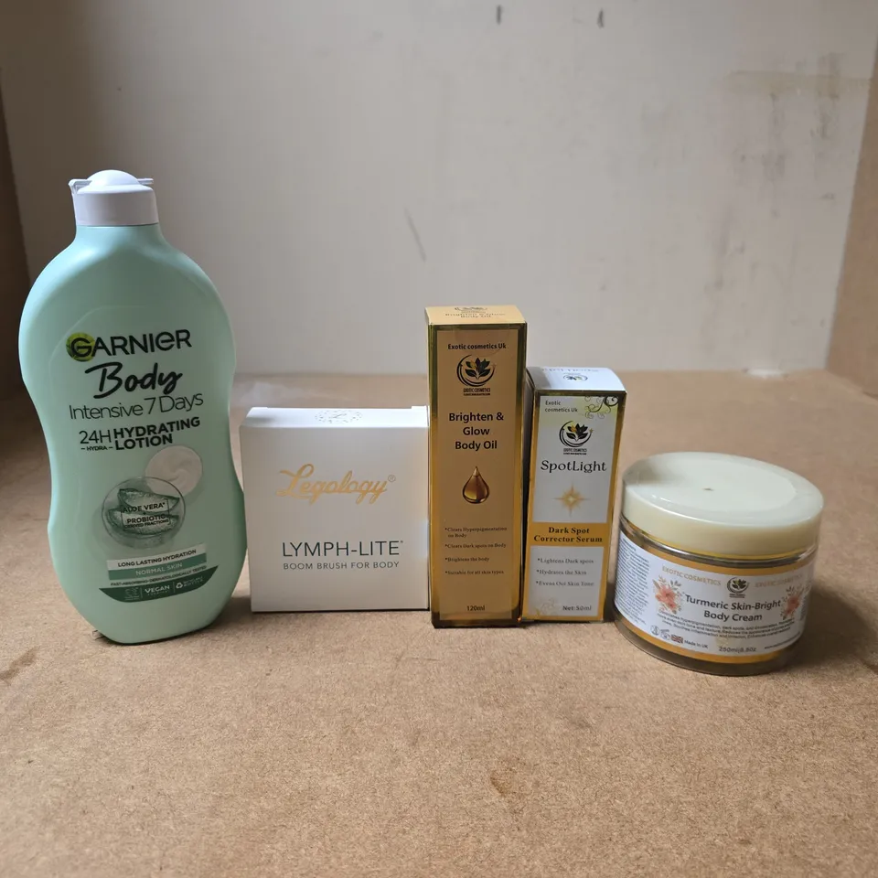 TOTE OF APPROXIMATELY 20 ASSORTED COSMETIC ITEMS TO INCLUDE GARNIER BODY, BOOM BRUSH FOR BODY, SPOT LIGHT DARK SPOT SERUM, BRIGHTEN AND GLOW BODY OIL, TURMERIC BODY CREAM ETC