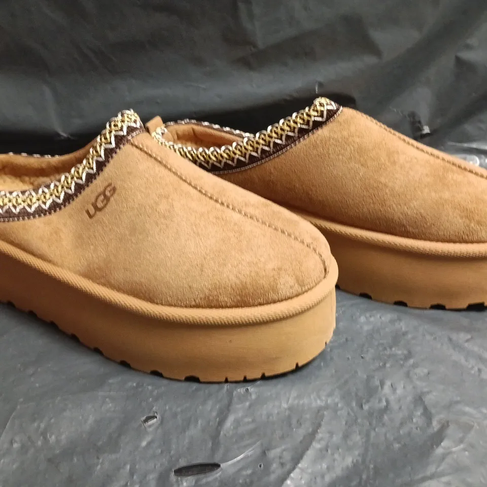 BOXED PAIR OF UGG SHOES IN BROWN SIZE EU 39