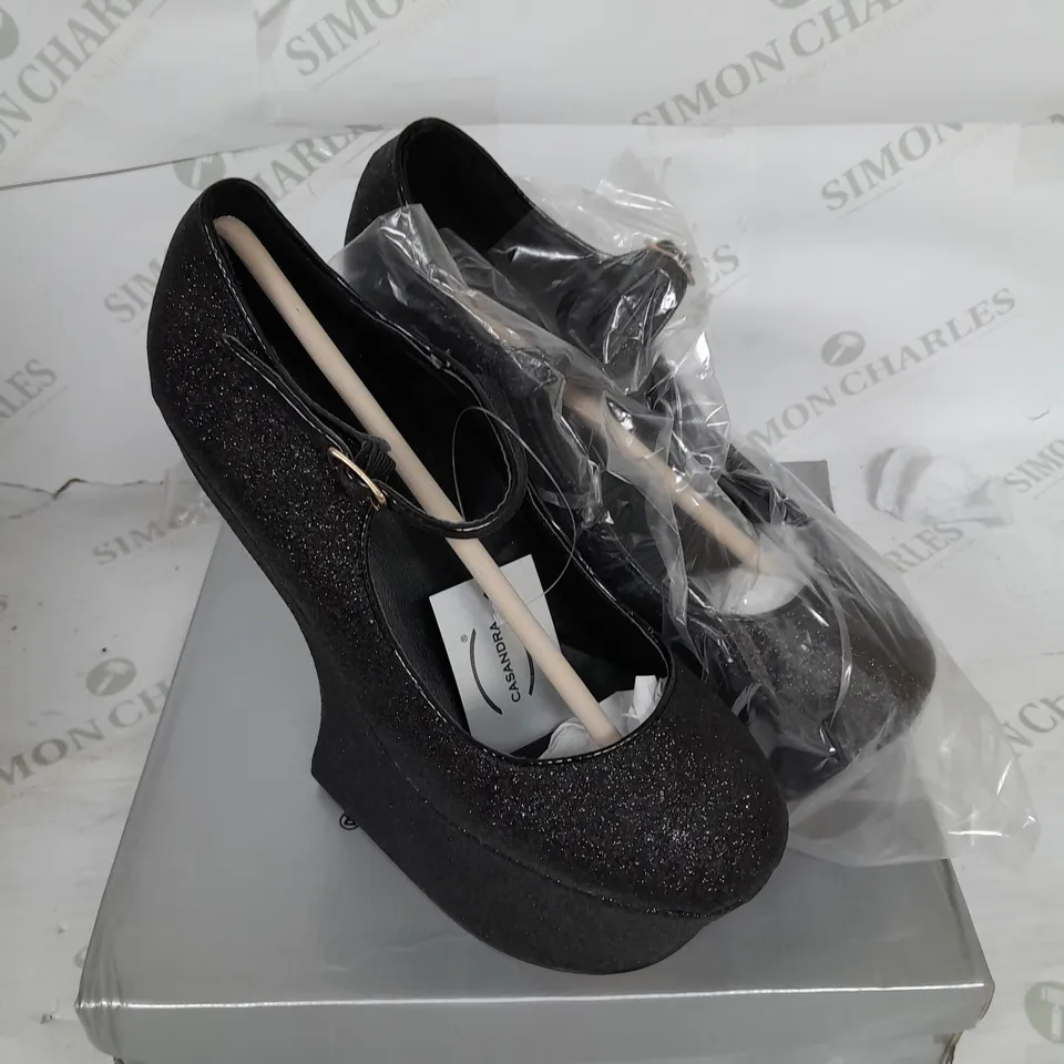 BOXED PAIR OF CASANDRA PLATFORM STRAP SHOE IN BLACK GLITTER SIZE 5