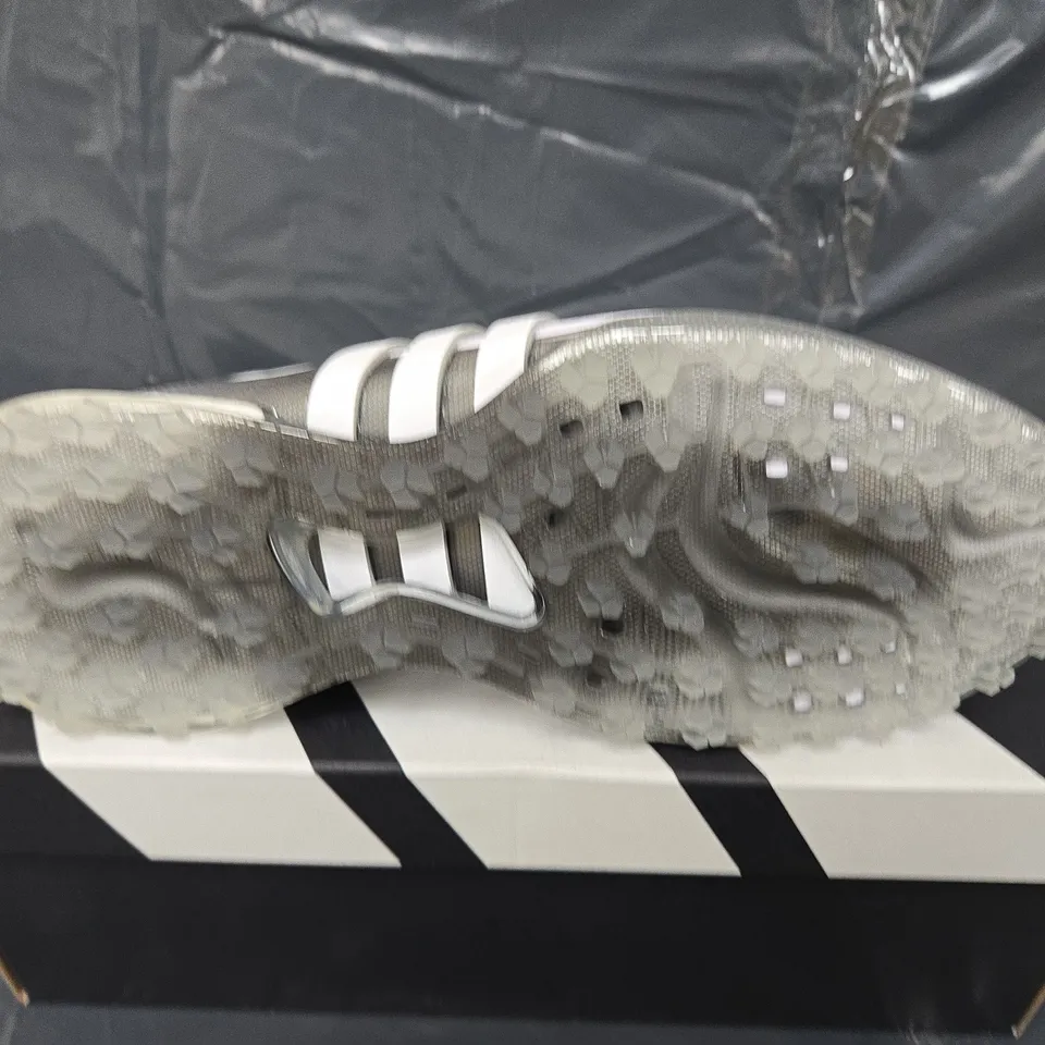 BOXED PAIR OF ADIDAS MENS TOUR360 25 SL TRAINERS IN WHITE - UK 10