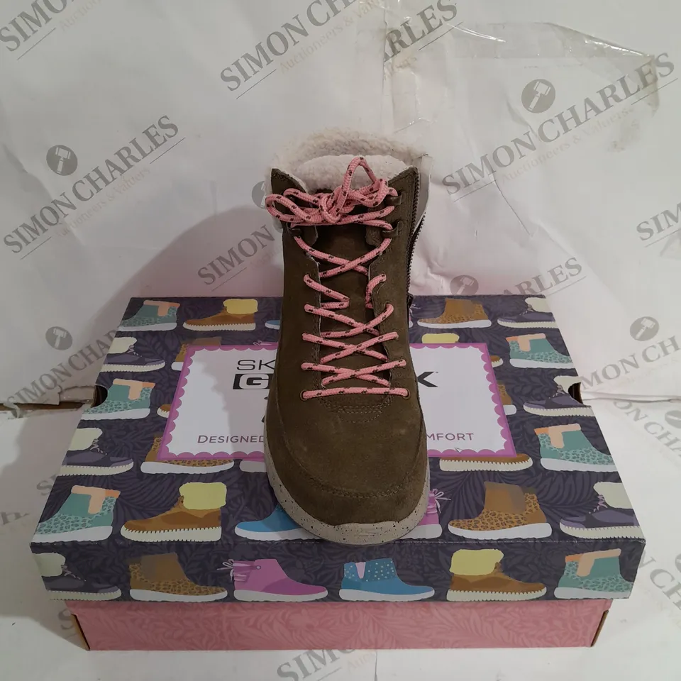 BOXED SKECHERS GO WALK SHERPA LINED BOOTS SIZE 6