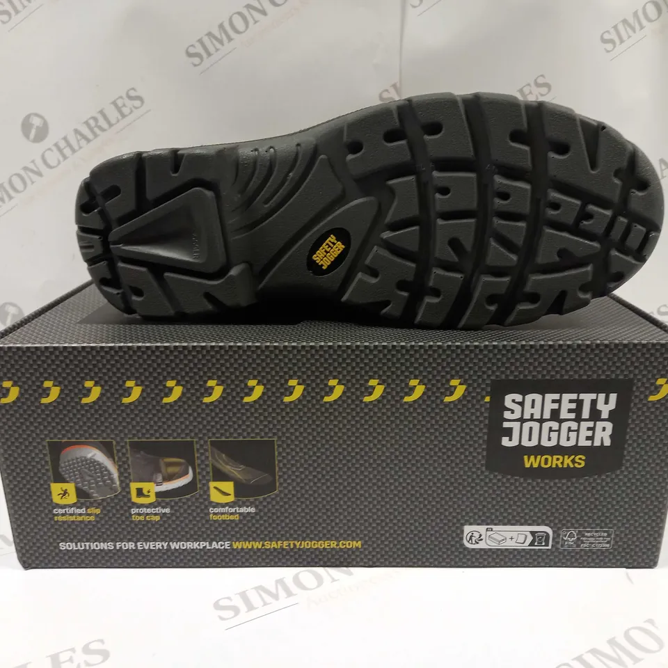 BOXED PAIR OF SAFETY JOGGER BOOTS UK SIZE 10.5