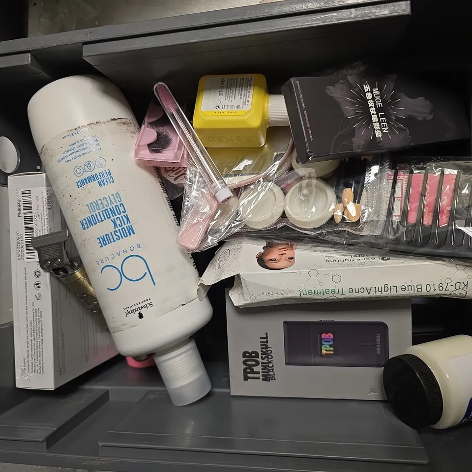 APPROXIMATEY 12 HEALTH AND BEAUTY PRODUCTS TO INCLUDE BABYLISS PRO HAIRDRYER, MENS BEARD KIT, AND HAIR CLIPPERS ETC. - COLLECTION ONLY