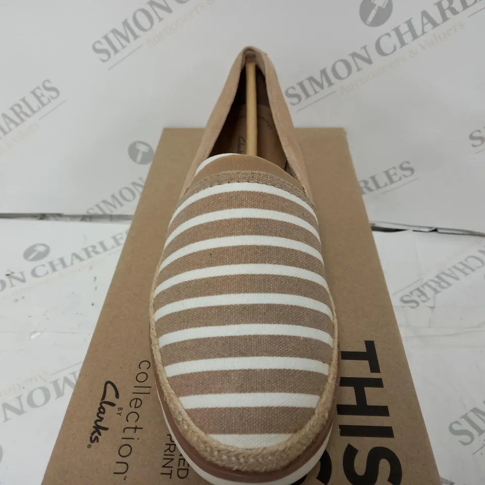 BOXED PAIR OF CLARKS SERENA PAIGE SLIP-ON SHOES IN SAND UK SIZE 7