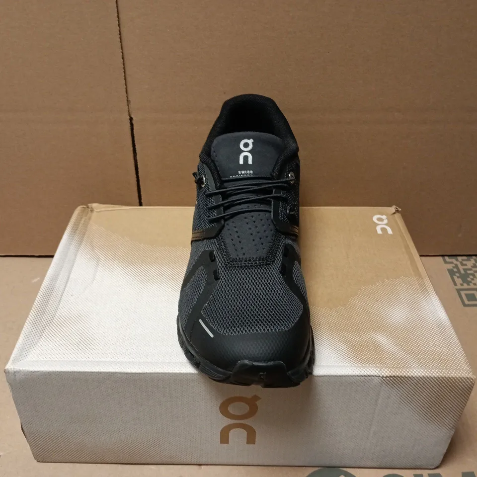 BOXED PAIR OF ON CLOUD 5 TRAINERS IN BLACK - UK 6.5