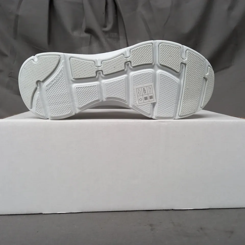 BOXED PAIR OF SKECHERS ARCH FIT TRAINERS IN WHITE SIZE 3.5