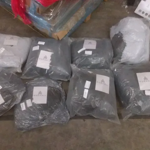 PALLET OF ASSORTED ROEHALL PET BEDS