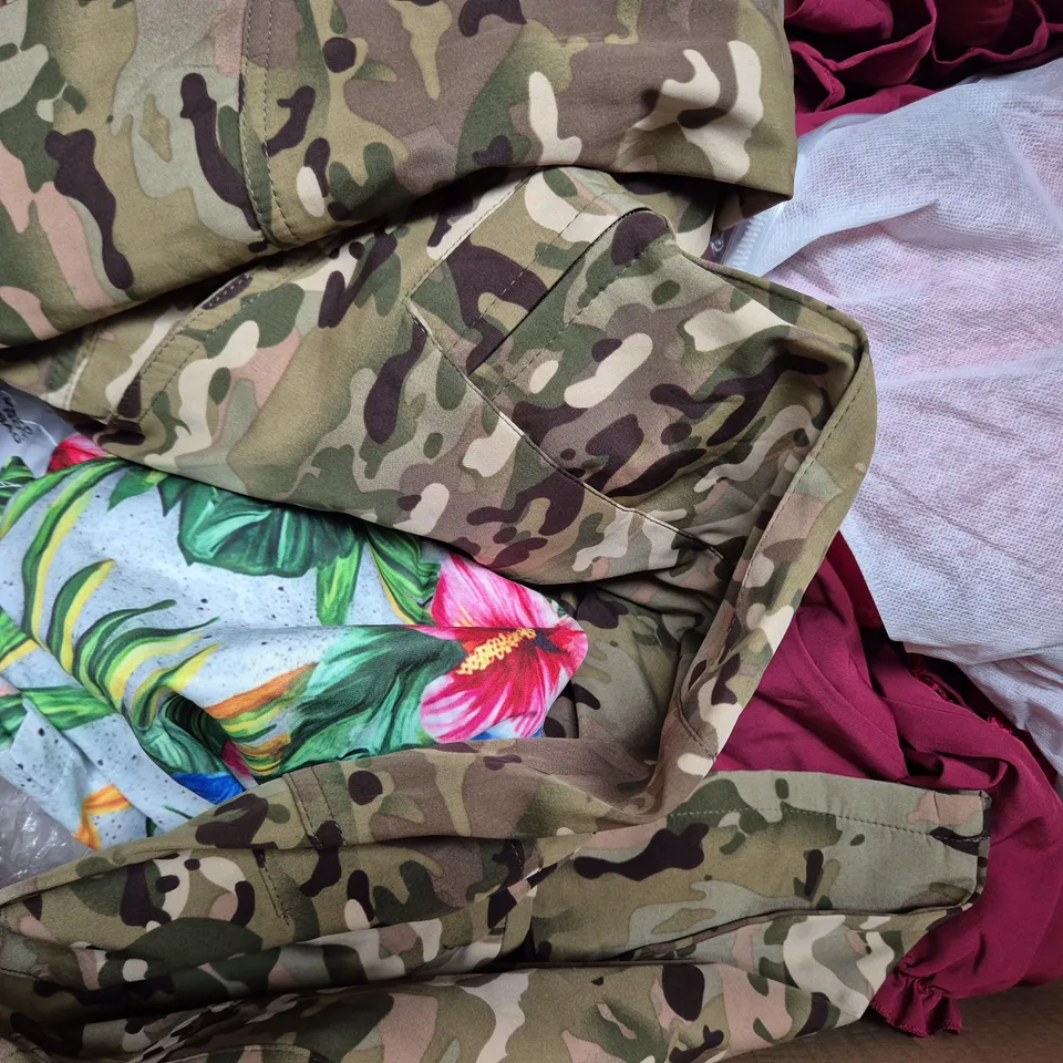 BOX OF APPROXIMATELY 25 ASSORTED CLOTHING AND FASHION PRODUCTS IN VARIOUS STYLES AND SIZES - COLLECTION ONLY