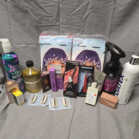 APPROXIMATELY 20 ASSORTED COSMETICS ITEMS TO INCLUDE N07 EXTREME LENGTH WATERPROOF PLASTIC BRUSH, MAC LIP COMBO, FAITH IN NATURE BODY WASH, ETC