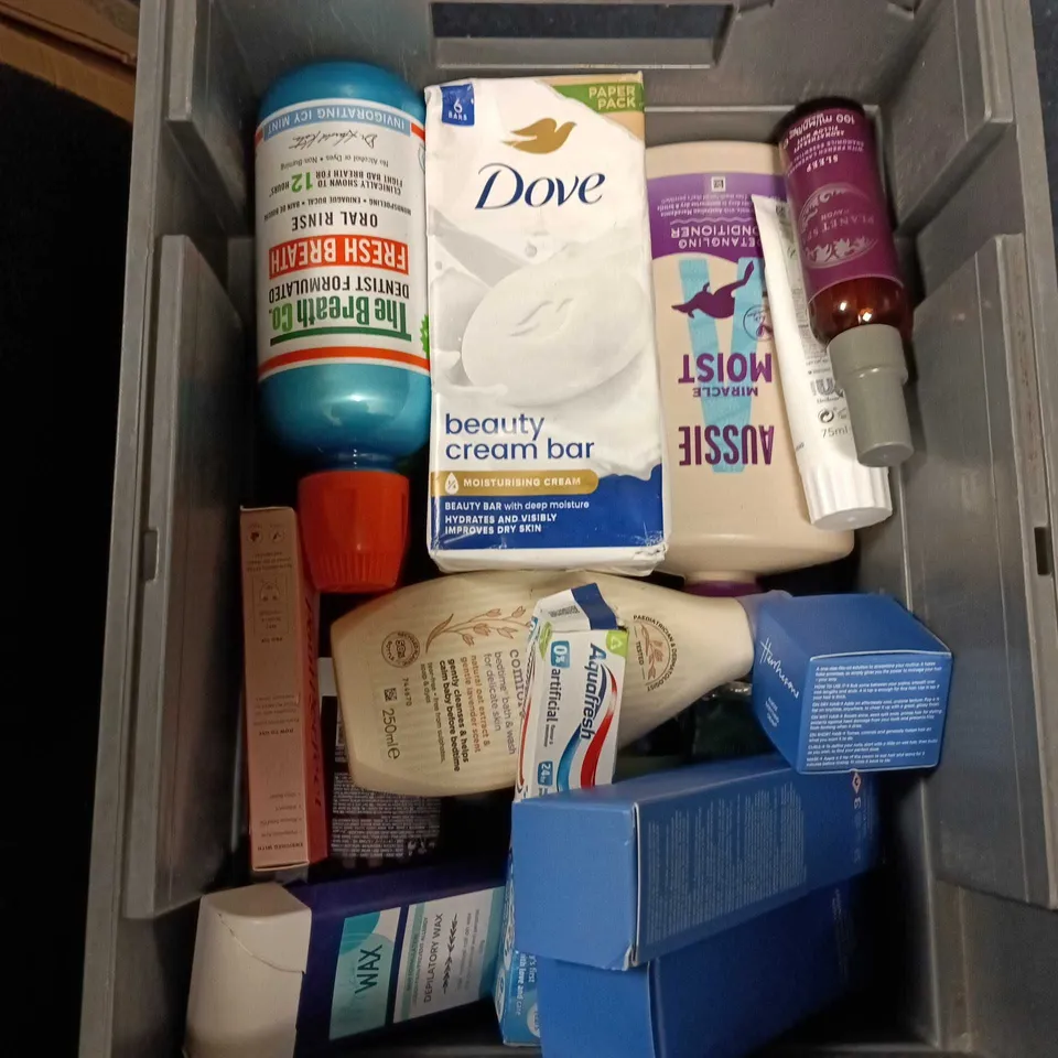 APPROXIMATELY 25 ASSORTED COSMETICS ITEMS TO INCLUDE CONDITIONER, BODY WASH AND HAIR REMOVAL WAX