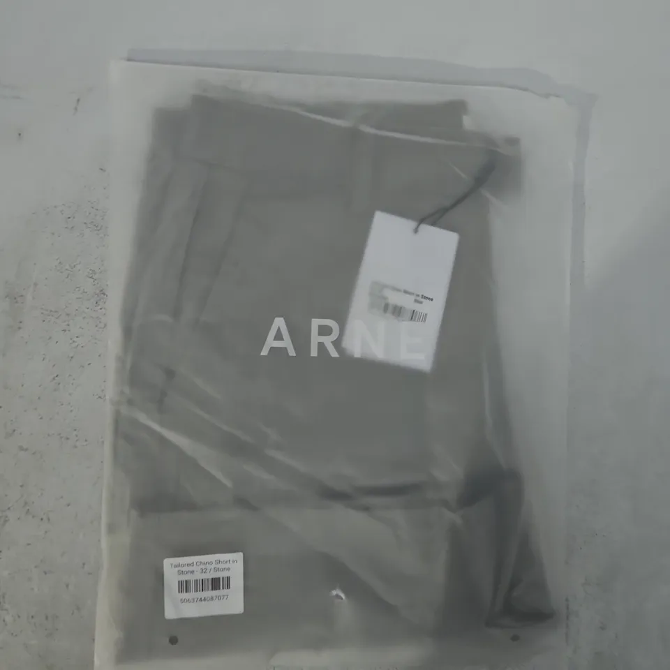 BAGGED ARNE TAILORED CHINO SHORTS IN STONE SIZE 32