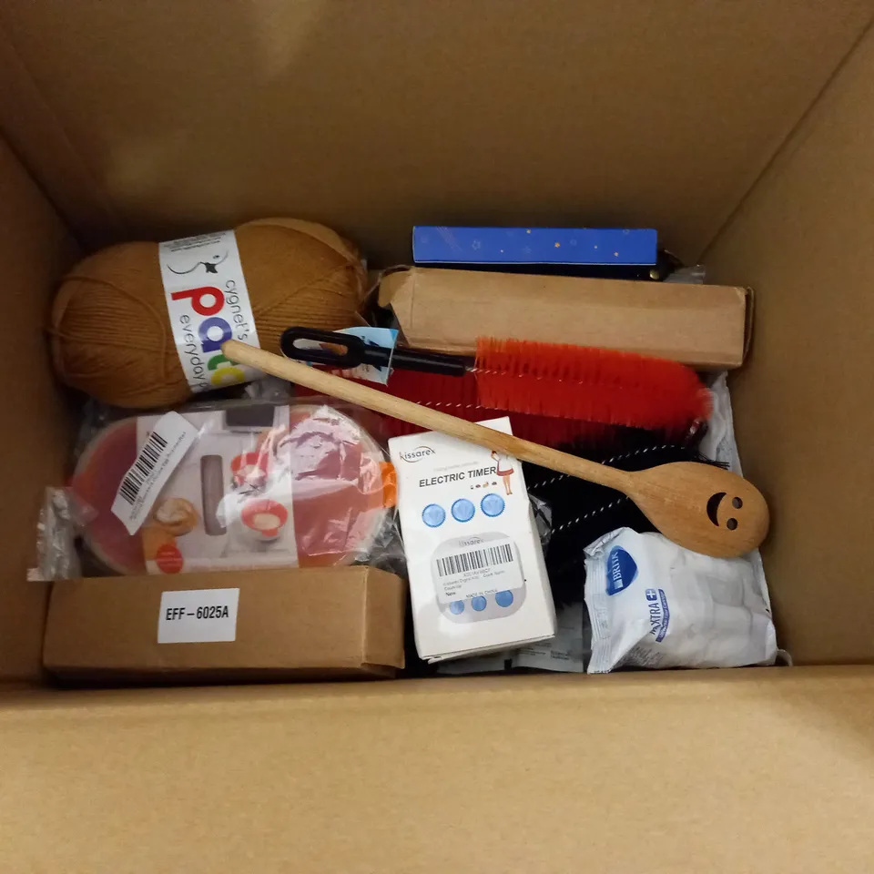 LOT OF ASSORTED HOUSEHOLD ITEMS TO INCLUDE ALUMINIUM SWING BAR, FIRST AID KIT AND CUTLERY SET