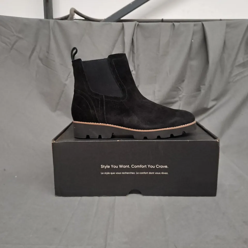 BOXED PAIR OF VIONIC CHARM BRIGHTON CHELSEA BOOTS IN BLACK SIZE 7