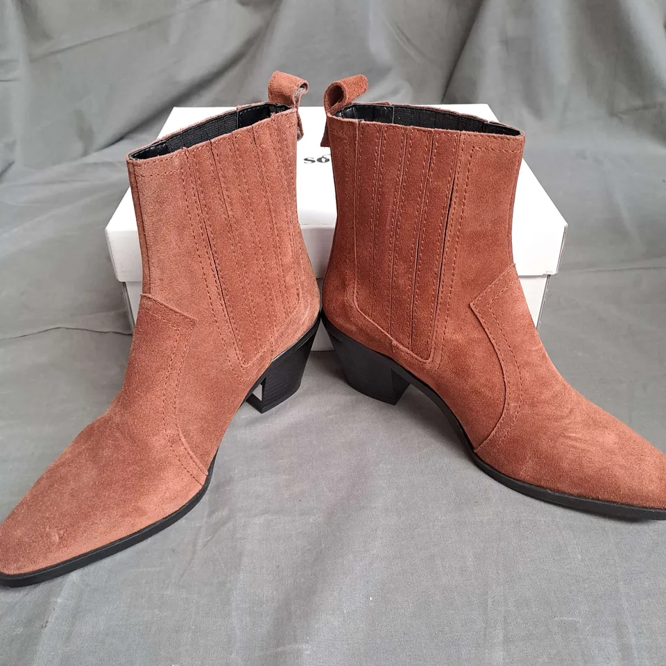 BOXED PAIR OF FARES ANKLE BOOTS IN BROWN SUEDE SIZE 4