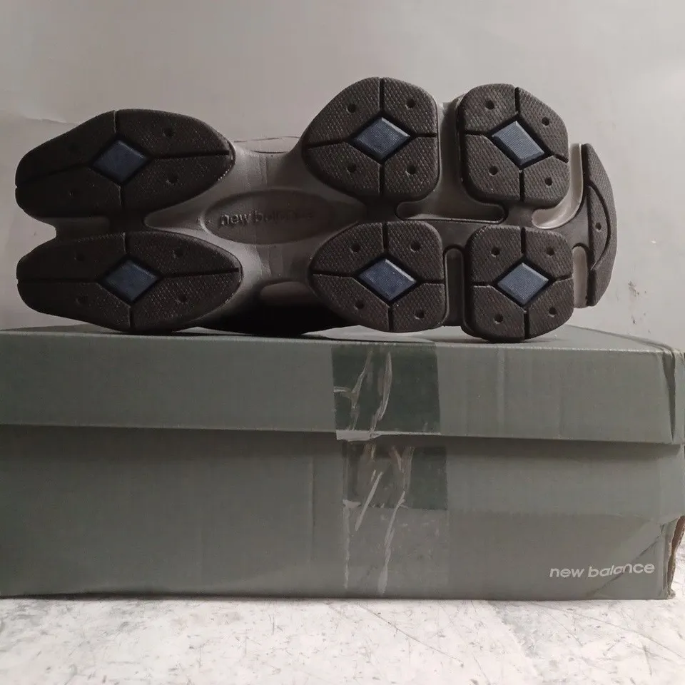 BOXED PAIR OF NEW BALANCE 9060 TRAINERS IN GREY SIZE UK 8